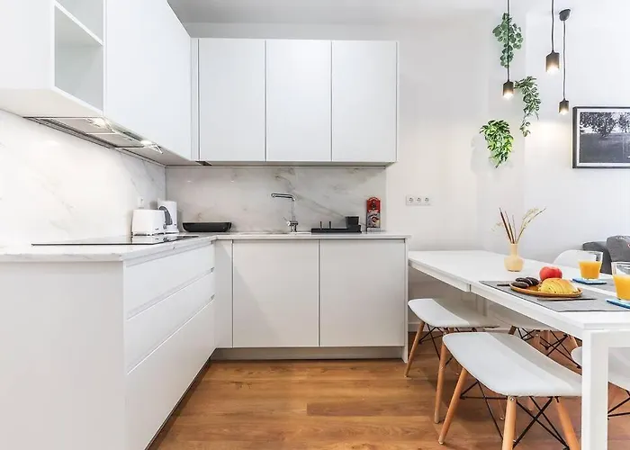 Portucale ! Bright Campo Ourique W/ Terrace Appartamento Lisbona