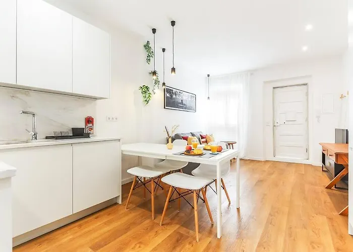Portucale ! Bright Campo Ourique W/ Terrace Appartamento
