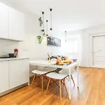 Portucale ! Bright Campo Ourique W/ Terrace Apartman
